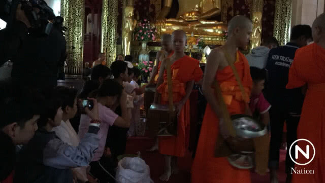 ชาวบ้าน ใส่บาตร พระเอกพล-สามเณร หมูป่า