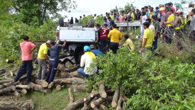 เกิดเหตุกระบะบรรทุกไม้มะขามเต็มคัน เสียหลักหลุดโค้งสาหัส 2 ราย