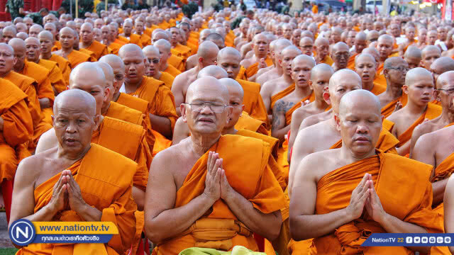 ชาวนครปฐมร่วมพิธีเจริญพระพุทธมนต์ถวายพระพรสมเด็จพระเจ้าอยู่หัว