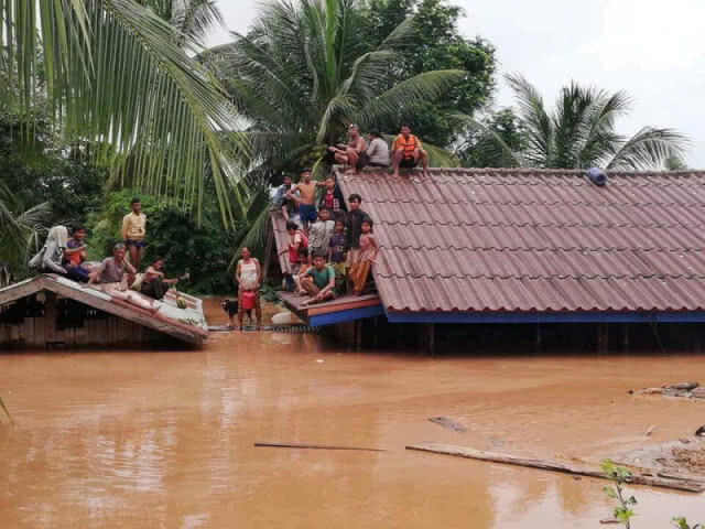 น้ำใจจากชาวไทย!! ชาวลาวรับสิ่งของบริจาคล็อตแรก