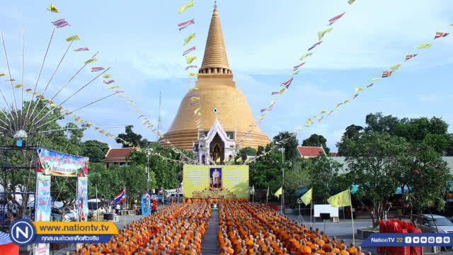 ชาวนครปฐมร่วมพิธีเจริญพระพุทธมนต์ถวายพระพรสมเด็จพระเจ้าอยู่หัว