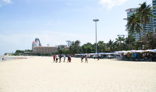 ร่มเตียงชายหาดพัทยาสุดแฮปปี้! โครงการเสริมทรายชายหาดพัทยา(มีคลิป)