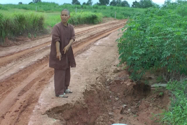 เดินทางลำบาก!! สำนักปฏิบัติธรรม ร้องถนนลูกรัง อบต.พัฒนา