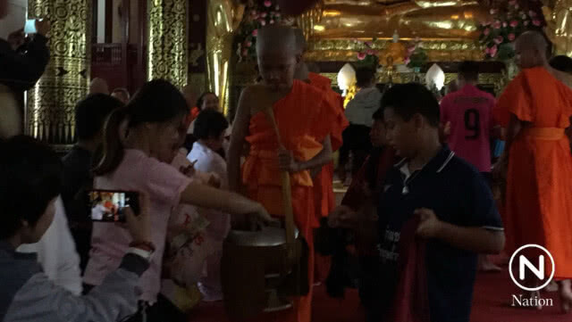 ชาวบ้าน ใส่บาตร พระเอกพล-สามเณร หมูป่า