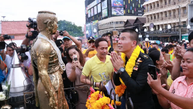 ชาวโคราช กว่า 5 พันแห่ต้อนรับ "หมอภาคย์" ฮีโร่กู้ภัย