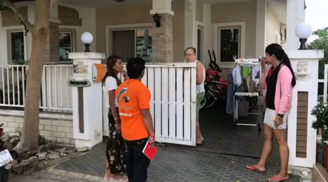 สาวใหญ่รัสเซียสุดเซ็ง เอาน้ำให้คนดื่ม ถูกลักมือถือ 2 เครื่อง ตร.ไม่มาตรวจสอบ(มีคลิป)