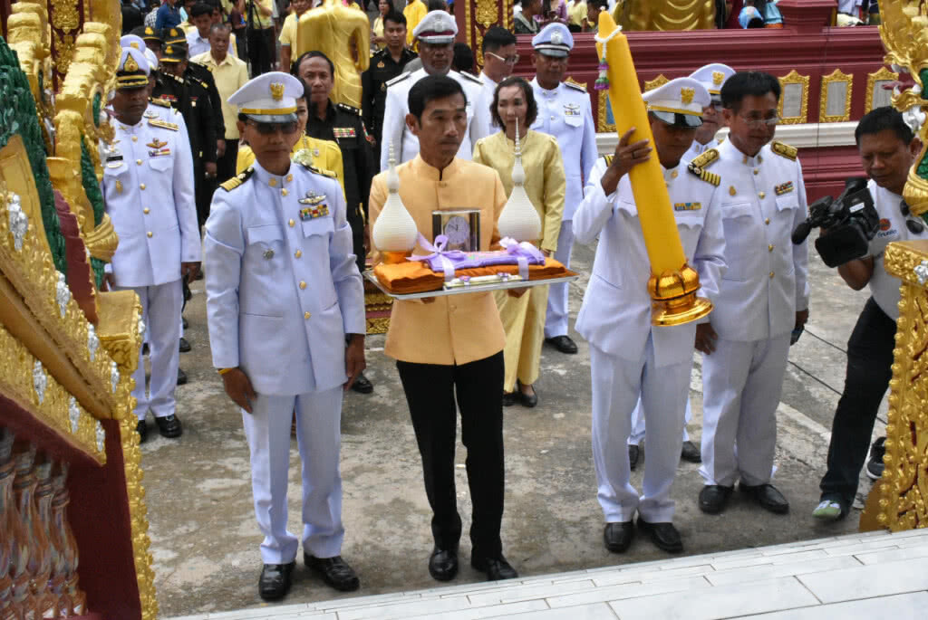 พระองค์โสมฯ ประทานต้นเทียนพรรษา แก่วัดชายแดน ไทย-กัมพูชา