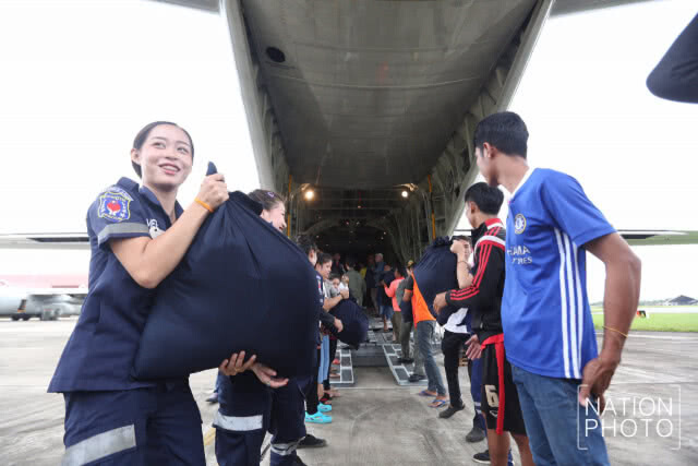 กองทัพอากาศ จัดเครื่องบิน C-130 นำสิ่งของพระราชทานไปมอบให้ สปป.ลาว วันที่ 3