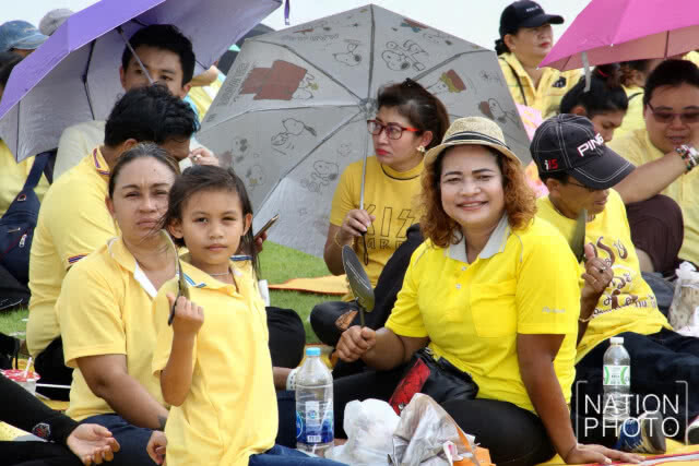 ประชาชนเฝ้ารับเสด็จ สมเด็จพระเจ้าอยู่หัว