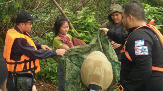 ทีมกู้ภัยไทยเผย บ้านหินลาด บ้านท่าหิน แขวงอัตตะปืออ่วมสุด น้ำมิดหลังคาบ้าน