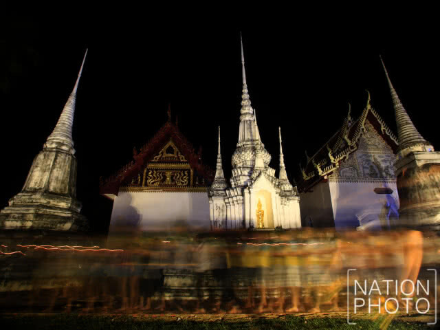 ประชาชนรวมกันเวียนเทียนเนื่องในวันอาสาฬหบูชาที่อุทัยธานี (ชมภาพชุด)