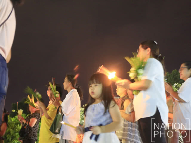 ประชาชนรวมกันเวียนเทียนเนื่องในวันอาสาฬหบูชาที่อุทัยธานี (ชมภาพชุด)