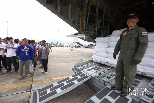 กองทัพอากาศ จัดเครื่องบิน C-130 นำสิ่งของพระราชทานไปมอบให้ สปป.ลาว วันที่ 3