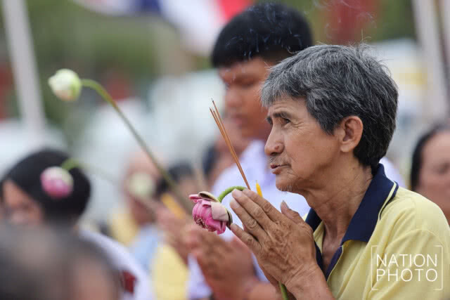 ประชาชนร่วมเวียนเทียน ณ มณฑลพิธีท้องสนามหลวง