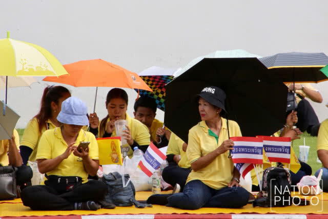 ประชาชนเฝ้ารับเสด็จ สมเด็จพระเจ้าอยู่หัว