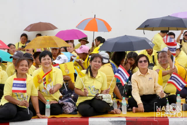 ประชาชนเฝ้ารับเสด็จ สมเด็จพระเจ้าอยู่หัว