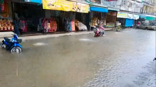 นครพนมอ่วมหนัก! ฝนตกต่อเนื่อง น้ำท่วมขังในเขตเทศบาล