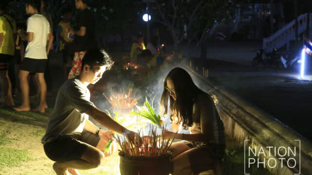ประชาชนรวมกันเวียนเทียนเนื่องในวันอาสาฬหบูชาที่อุทัยธานี (ชมภาพชุด)