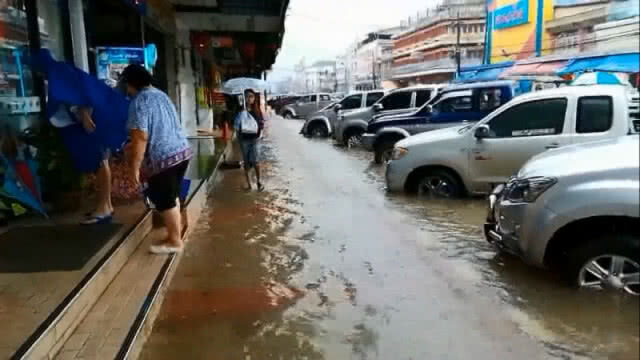 นครพนมอ่วมหนัก! ฝนตกต่อเนื่อง น้ำท่วมขังในเขตเทศบาล
