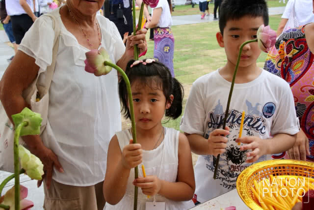 ประชาชนร่วมเวียนเทียน ณ มณฑลพิธีท้องสนามหลวง