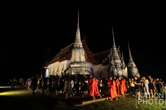 ประชาชนรวมกันเวียนเทียนเนื่องในวันอาสาฬหบูชาที่อุทัยธานี (ชมภาพชุด)