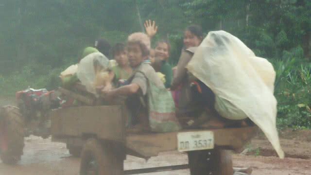 ทีมกู้ภัยไทยเผย บ้านหินลาด บ้านท่าหิน แขวงอัตตะปืออ่วมสุด น้ำมิดหลังคาบ้าน
