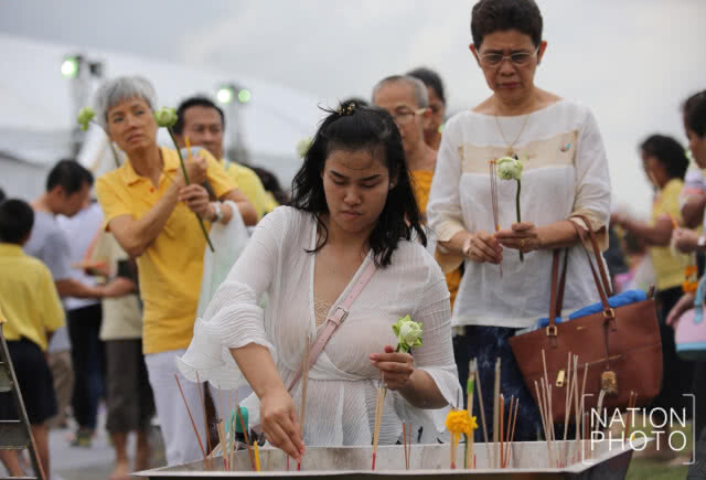 ประชาชนร่วมเวียนเทียน ณ มณฑลพิธีท้องสนามหลวง