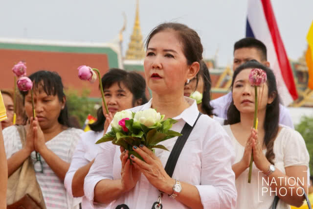 ประชาชนร่วมเวียนเทียน ณ มณฑลพิธีท้องสนามหลวง