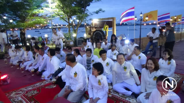ผู้ว่าฯพะเยา นำปชช.นั่งเรือพายเวียนเทียนทางน้ำรอบวัดติโลกอารามกลางกว๊านพะเยา