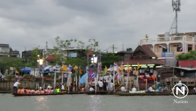 ผู้ว่าฯพะเยา นำปชช.นั่งเรือพายเวียนเทียนทางน้ำรอบวัดติโลกอารามกลางกว๊านพะเยา
