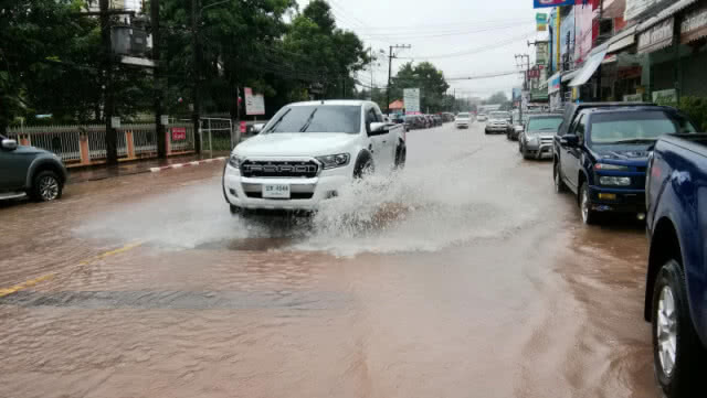 นครพนมอ่วมหนัก! ฝนตกต่อเนื่อง น้ำท่วมขังในเขตเทศบาล