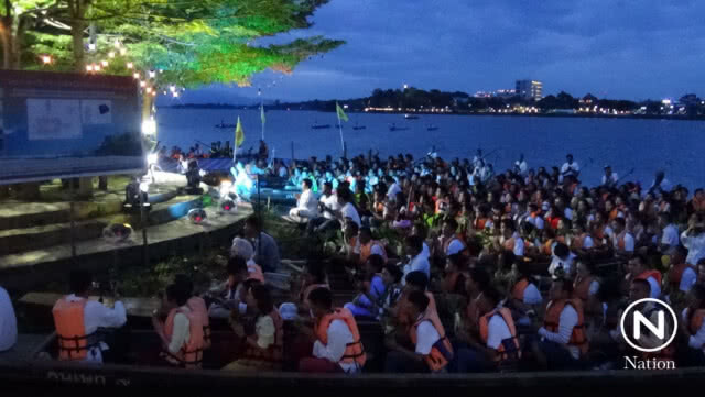 ผู้ว่าฯพะเยา นำปชช.นั่งเรือพายเวียนเทียนทางน้ำรอบวัดติโลกอารามกลางกว๊านพะเยา