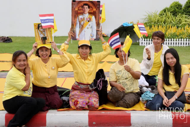 ประชาชนเฝ้ารับเสด็จ สมเด็จพระเจ้าอยู่หัว