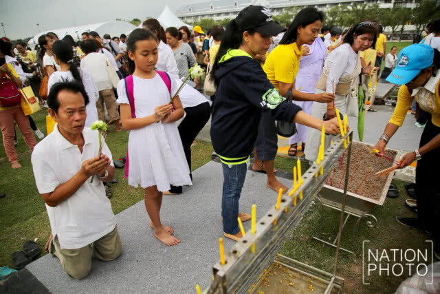 ประชาชนร่วมเวียนเทียน ณ มณฑลพิธีท้องสนามหลวง