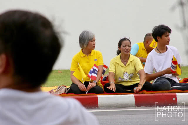 ประชาชนเฝ้ารับเสด็จ สมเด็จพระเจ้าอยู่หัว