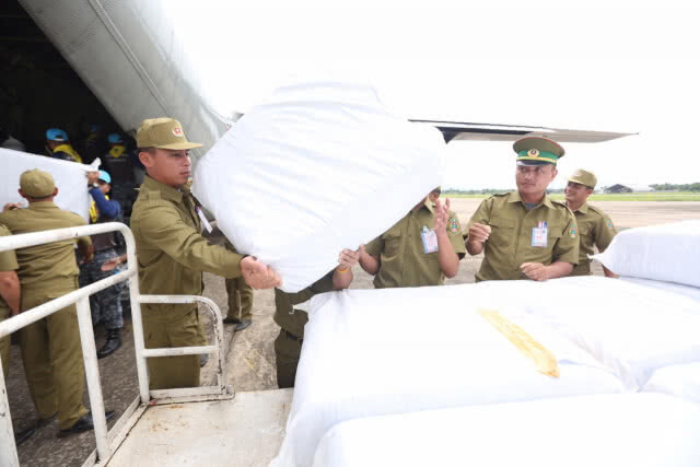 กองทัพอากาศ จัดเครื่องบิน C-130 นำสิ่งของพระราชทานไปมอบให้ สปป.ลาว วันที่ 3