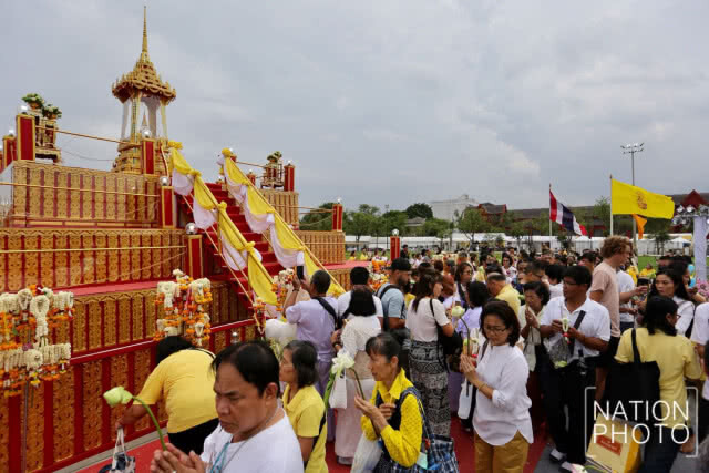 ประชาชนร่วมเวียนเทียน ณ มณฑลพิธีท้องสนามหลวง