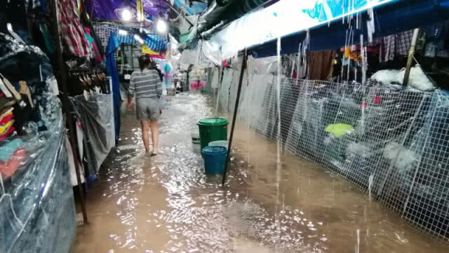 นครพนมอ่วมหนัก! ฝนตกต่อเนื่อง น้ำท่วมขังในเขตเทศบาล