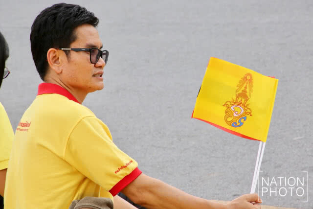 ประชาชนเฝ้ารับเสด็จ สมเด็จพระเจ้าอยู่หัว