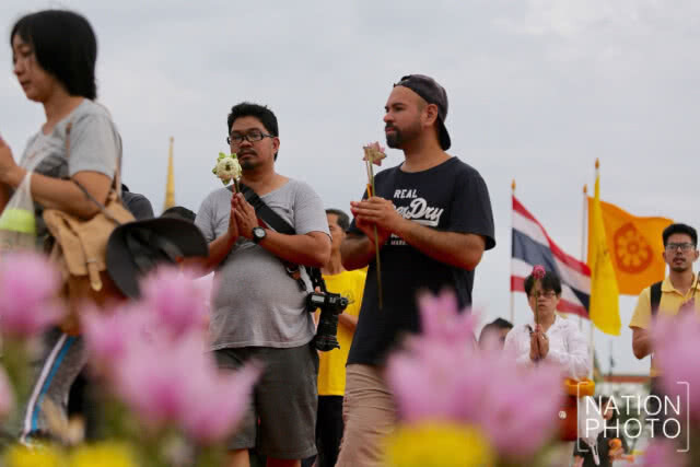 ประชาชนร่วมเวียนเทียน ณ มณฑลพิธีท้องสนามหลวง
