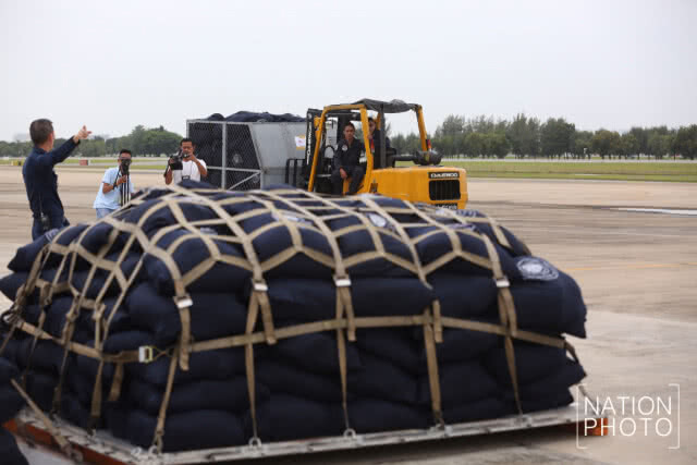 กองทัพอากาศ จัดเครื่องบิน C-130 นำสิ่งของพระราชทานไปมอบให้ สปป.ลาว วันที่ 3