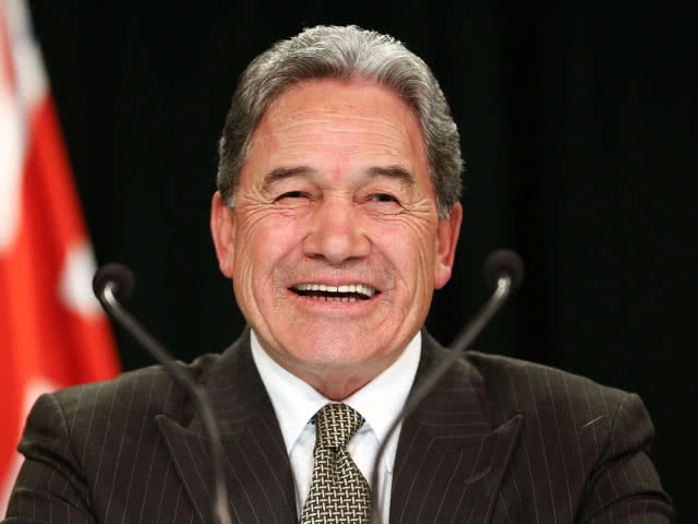 นายกฯ รักษาการณ์นิวซีแลนด์ประชดให้ออสเตรเลียเอาธงชาติตนเองไปใช้