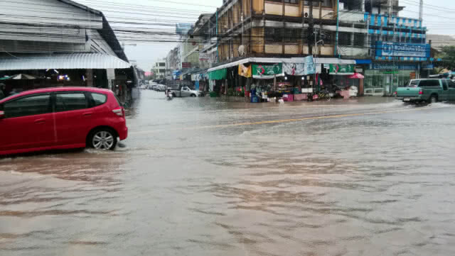นครพนมอ่วมหนัก! ฝนตกต่อเนื่อง น้ำท่วมขังในเขตเทศบาล