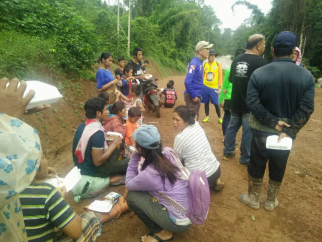 ทีมกู้ภัยไทยเผย บ้านหินลาด บ้านท่าหิน แขวงอัตตะปืออ่วมสุด น้ำมิดหลังคาบ้าน