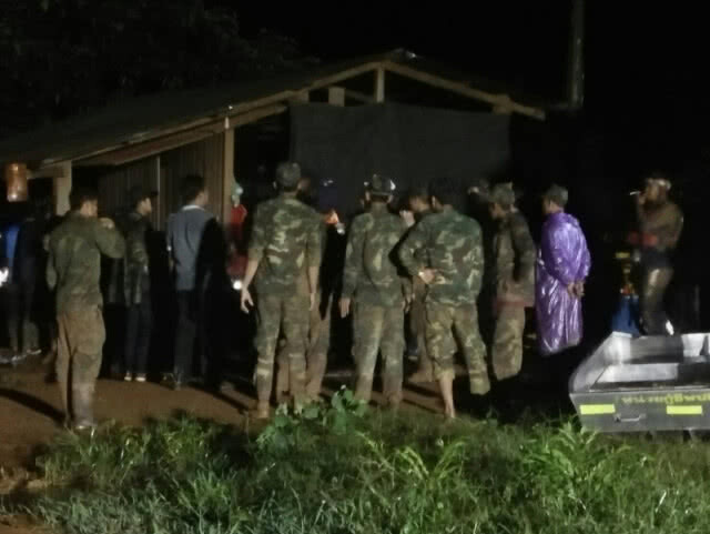 ทีมกู้ภัยไทยเผย บ้านหินลาด บ้านท่าหิน แขวงอัตตะปืออ่วมสุด น้ำมิดหลังคาบ้าน
