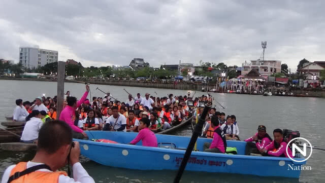 ผู้ว่าฯพะเยา นำปชช.นั่งเรือพายเวียนเทียนทางน้ำรอบวัดติโลกอารามกลางกว๊านพะเยา