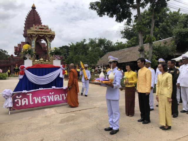 พระองค์โสมฯ ประทานต้นเทียนพรรษา แก่วัดชายแดน ไทย-กัมพูชา