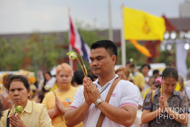 ประชาชนร่วมเวียนเทียน ณ มณฑลพิธีท้องสนามหลวง