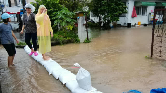 นครพนมอ่วมหนัก! ฝนตกต่อเนื่อง น้ำท่วมขังในเขตเทศบาล