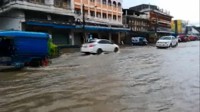 นครพนมอ่วมหนัก! ฝนตกต่อเนื่อง น้ำท่วมขังในเขตเทศบาล
